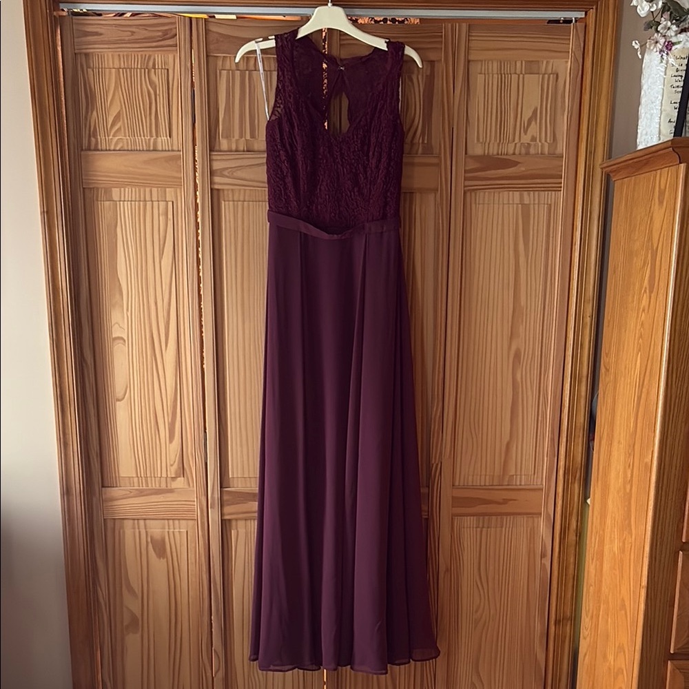 Elegant Burgundy Lace Evening Gown